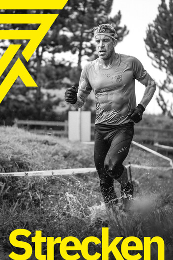 Zu den Strecken Teilnehmer läuft beim Arlberger Wadlbeisser durch eine matschige Passage. Arlberger Wadlbeisser Logo als Designelemnt in gelb am linken Bildrand und Schriftzug "Strecken" zentral am unteren Bildrand. Bild in schwarz weiß.