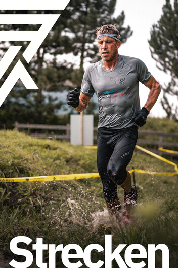 Zu den Strecken Teilnehmer läuft beim Arlberger Wadlbeisser durch eine matschige Passage mitten in St. Anton am Arlberg. Arlberger Wadlbeisser Logo als Designelemnt in weiß am linken Bildrand und Schriftzug "Strecken" zentral am unteren Bildrand.