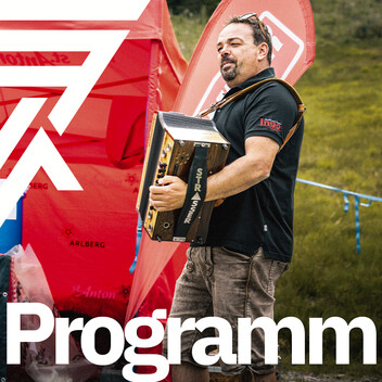 Zum Rahmenprogramm Musikant spielt die Ziehorgel an einer Labestation in Lederhose. Arlberger Wadlbeisser Logo als Designelement in weiß am linken Bildrand und Schriftzug "Programm" am unteren Bildrand.