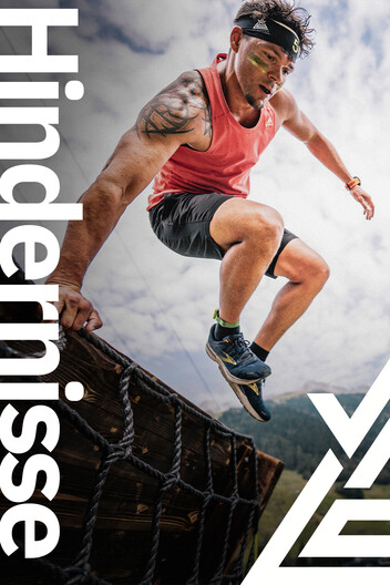 Zu den Hindernissen Teilnehmer überkommt das Hindernis Doppelmoppel - eine steile Holzrampe die ungefähr 2 Meter hoch ist. Arlberger Wadlbeisser Logo als Designelement in weiß am rechten Bildrand. Schriftzug "Hindernisse" vertikal am linken Bildrand.